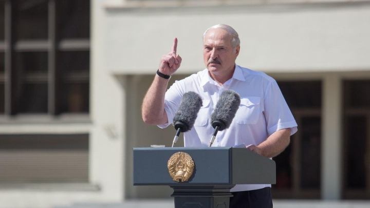 Лукашенко весь день встречается с бастующими работниками заводов. Они кричат президенту: «Уходи!»