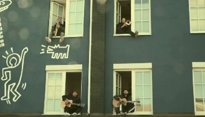 Видео дня: музыканты UMA2RMAN, словно коты, расселись на окнах и спели «Луч солнца золотого»