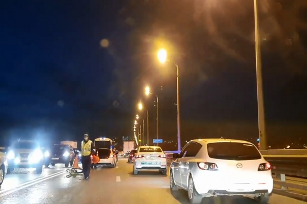 По предварительным данным, байкер пытался протиснуться между двумя машинами По предварительным данным, байкер пытался протиснуться между двумя машинами