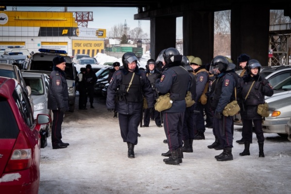 Бойцы ОМОНа в полном боевом снаряжении Бойцы ОМОНа в полном боевом снаряжении
