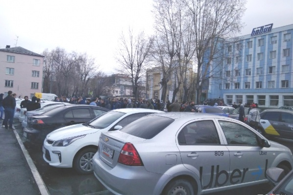 Таксисты устроили акцию протеста возле ледового дворца «Трактор» на улице Савина Таксисты устроили акцию протеста возле ледового дворца «Трактор» на улице Савина