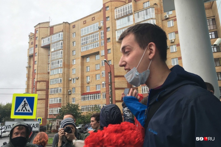 Антон Самошин у Ленинского суда во время оглашения приговора по кукле с лицом президента