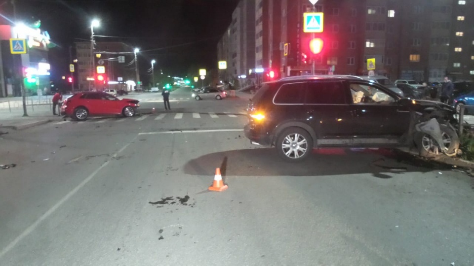 Водитель Audi получил лёгкие травмы, «обитатели» Volkswagen, включая собаку, отделались испугом Водитель Audi получил лёгкие травмы, «обитатели» Volkswagen, включая собаку, отделались испугом