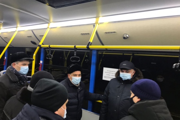 Сергей Цивилёв вместе с мэром Новокузнецка Сергеем Кузнецовым проехали на двух автобусах и пообщались с горожанами Сергей Цивилёв вместе с мэром Новокузнецка Сергеем Кузнецовым проехали на двух автобусах и пообщались с горожанами
