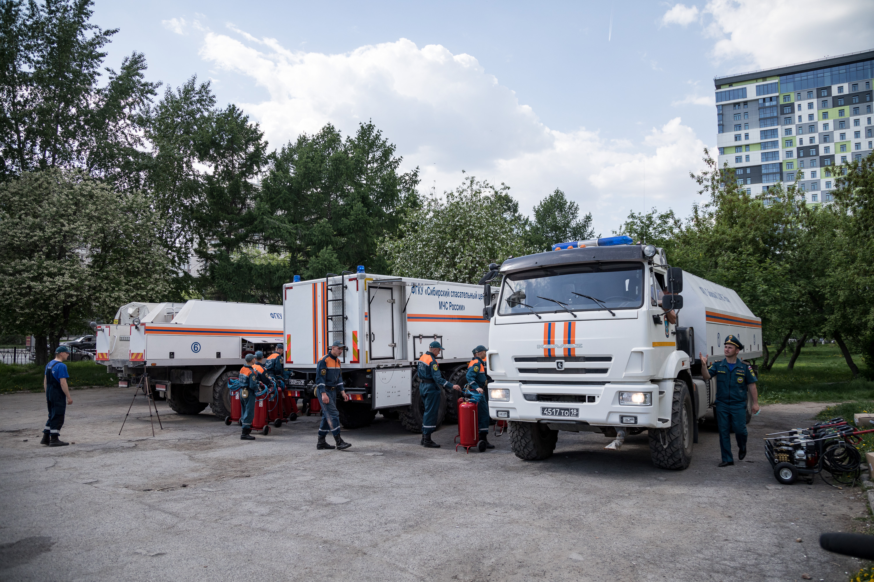 Спасатели пользуются машинами специальной обработки техники, автономными бортовыми комплектами и мобильными комплексами специальной обработки Спасатели пользуются машинами специальной обработки техники, автономными бортовыми комплектами и мобильными комплексами специальной обработки