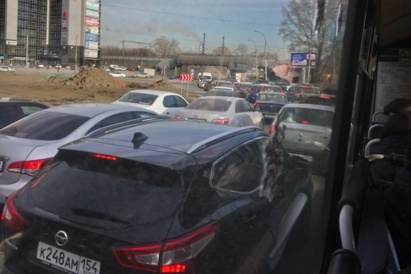 Пробка собралась около 9 утра Пробка собралась около 9 утра