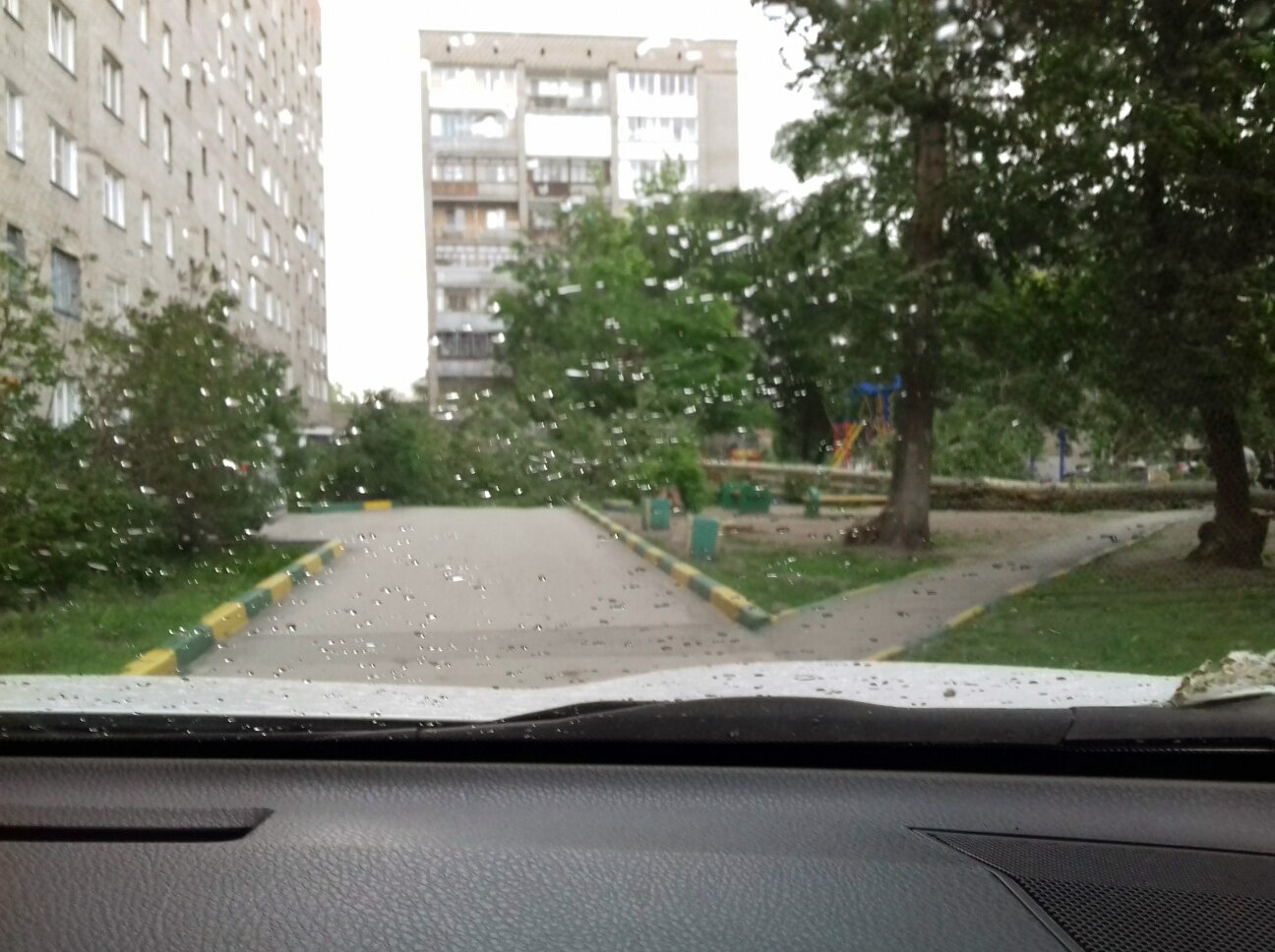 На улице Бориса Богаткова упавший тополь перегородил единственный выезд из двора дома <nobr class="_">№ 163/8</nobr> На улице Бориса Богаткова упавший тополь перегородил единственный выезд из двора дома <nobr class="_">№ 163/8</nobr>