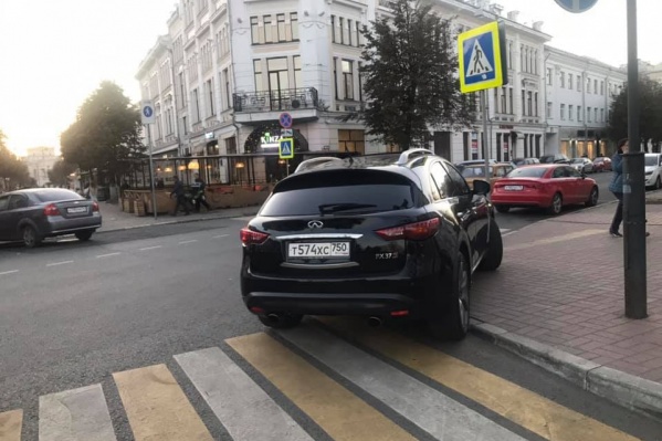 Тихонько взял и влез на перекрёсток, тротуар и пешеходный переход Тихонько взял и влез на перекрёсток, тротуар и пешеходный переход