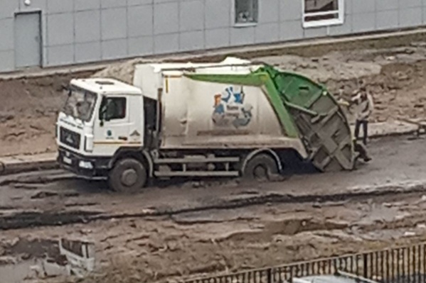 На улице Брагинской застрял мусоровоз На улице Брагинской застрял мусоровоз