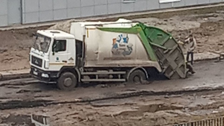 В Ярославле в объездной дороге застрял мусоровоз