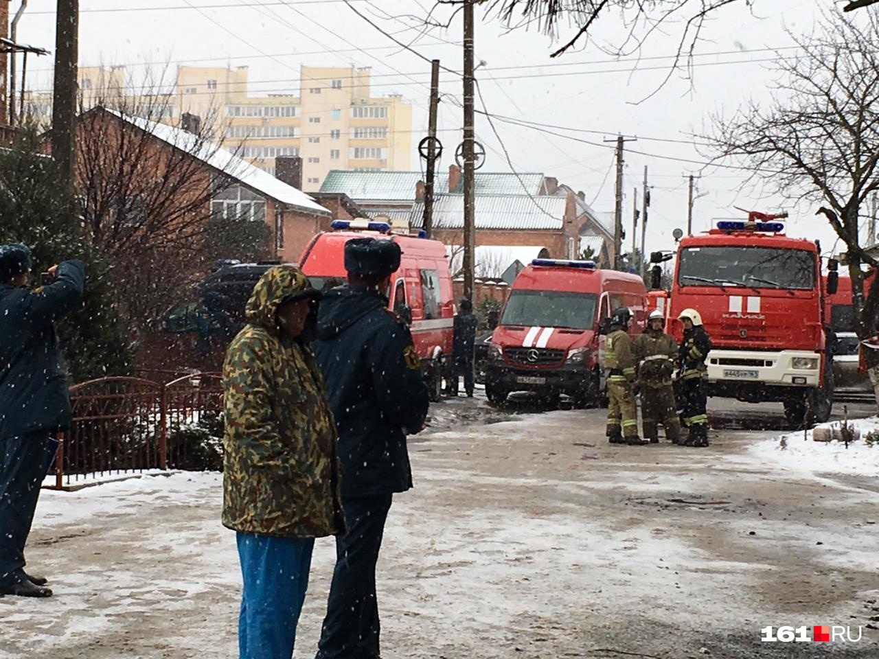 Пожарные расчеты не покидают место происшествия Пожарные расчеты не покидают место происшествия 