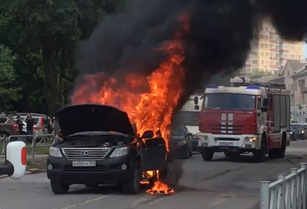 На дороге в центре Перми сгорел Lexus. Видео