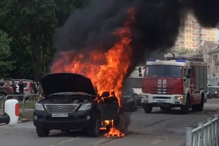 Машина загорелась в районе перекрестка Куйбышева и Революции