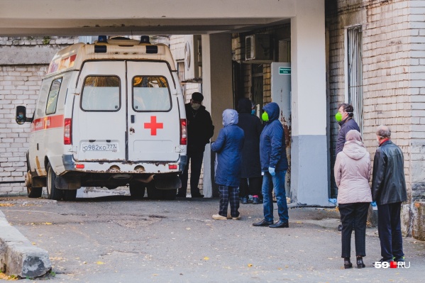 Ранее тут могли стоять по 20 карет скорой помощи, пациенты ожидали многочасовую очередь на КТ в них. Сейчас люди просто стоят Ранее тут могли стоять по 20 карет скорой помощи, пациенты ожидали многочасовую очередь на КТ в них. Сейчас люди просто стоят