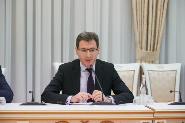Министр здравоохранения области Армен Бенян считает, что сидение у компьютеров дома спасет учеников от коронавируса Министр здравоохранения области Армен Бенян считает, что сидение у компьютеров дома спасет учеников от коронавируса