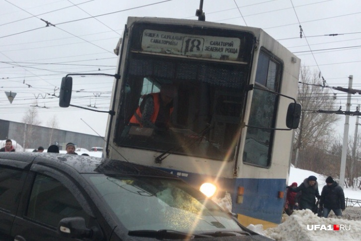 Пассажиры трамвая боялись, что машина перевернется