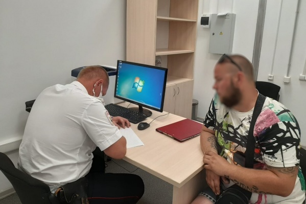 Один бросок петарды обернулся фанату часами общения с полицией Один бросок петарды обернулся фанату часами общения с полицией
