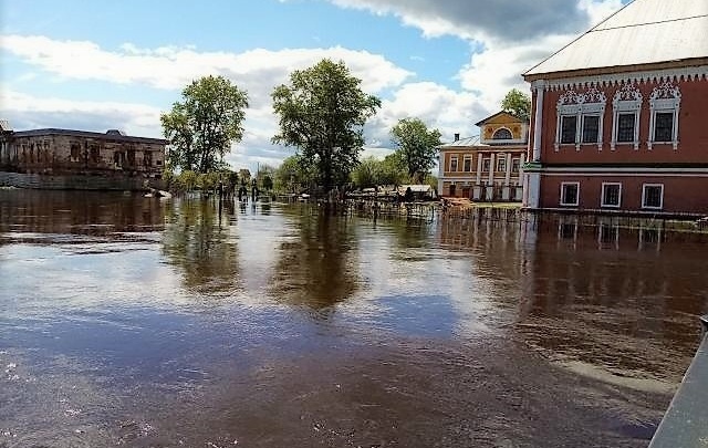 «Сейчас мы спасаем ценности музея»: из-за паводка затопило Палаты Строгановых в Усолье