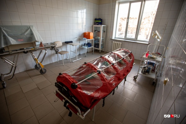 Это оснащение бригады «скорой помощи». Пациентов с подтвержденным COVID-19 госпитализируют с помощью такой дополнительной изоляции в виде мешка из полиэтилена Это оснащение бригады «скорой помощи». Пациентов с подтвержденным COVID-19 госпитализируют с помощью такой дополнительной изоляции в виде мешка из полиэтилена