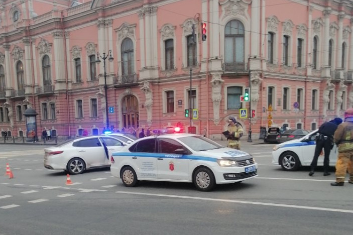 Патрульный автомобиль попал в аварию на Аничковом мосту в Петербурге. Полицейские ехали на красный