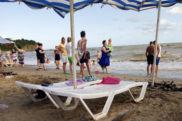 На пляжах, если верить фотографиям туристов, достаточно людно На пляжах, если верить фотографиям туристов, достаточно людно
