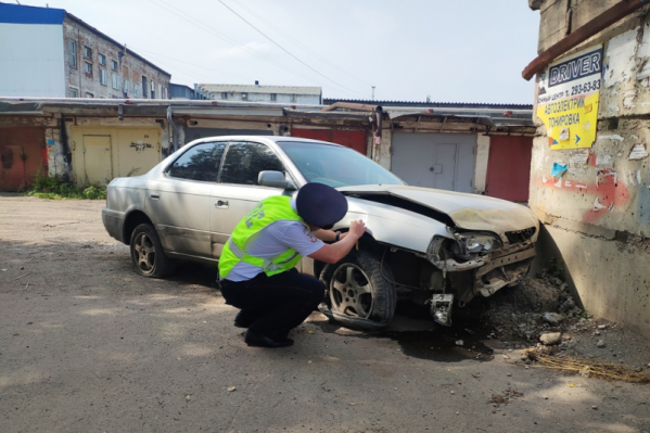 Нетрезвый водитель врезался в гараж после ещё двух аварий Нетрезвый водитель врезался в гараж после ещё двух аварий
