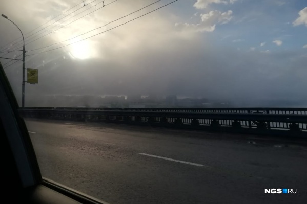 Туман опустился на Новосибирск из-за снижения температуры Туман опустился на Новосибирск из-за снижения температуры