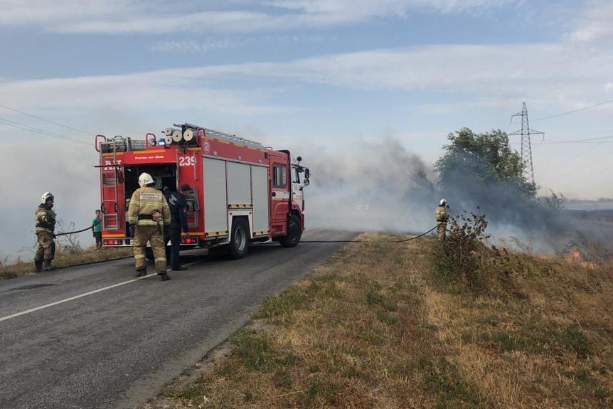 Два хутора и станица в Аксайском районе оказались на пути степного пожара