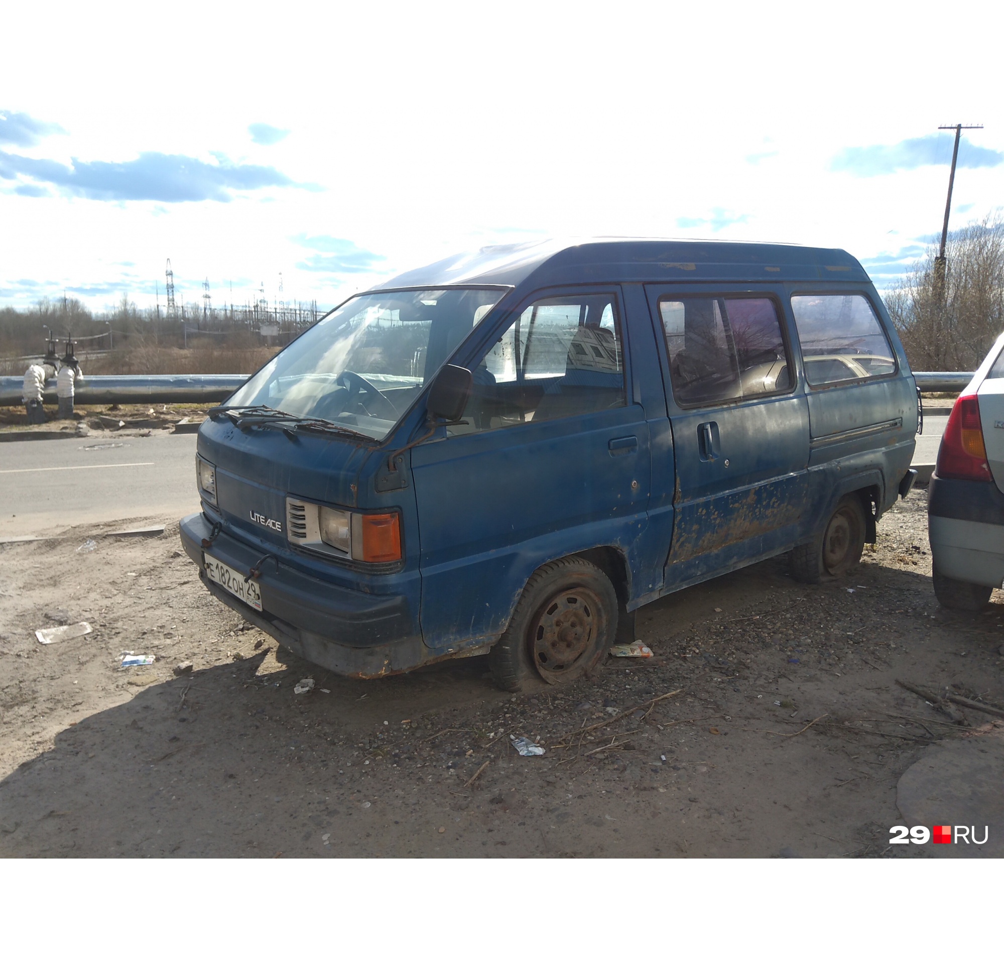 Брошенный автомобиль во дворе: что делать и куда жаловаться в Архангельске