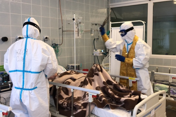 Батюшка окроплял больных святой водой Батюшка окроплял больных святой водой
