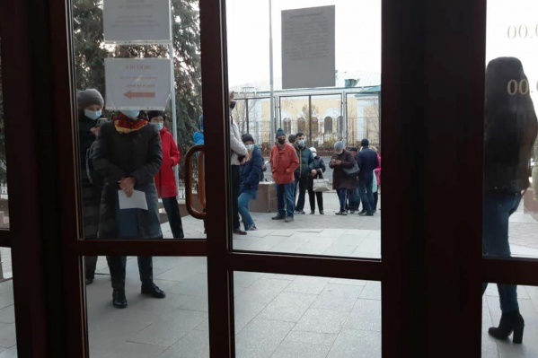 Люди приходили за результатами тестов к дверям центра Люди приходили за результатами тестов к дверям центра