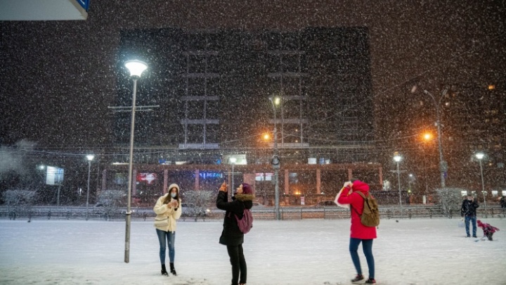 За сутки в Новосибирске выпала треть месячной нормы снега — город ждут зимние выходные