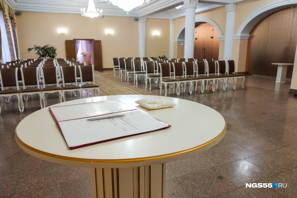 В ближайшее время залы торжеств в омских загсах будут пустовать: пандемия всё-таки В ближайшее время залы торжеств в омских загсах будут пустовать: пандемия всё-таки