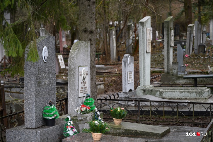 В Ростовской области разрешили посещать кладбища. Но не всем