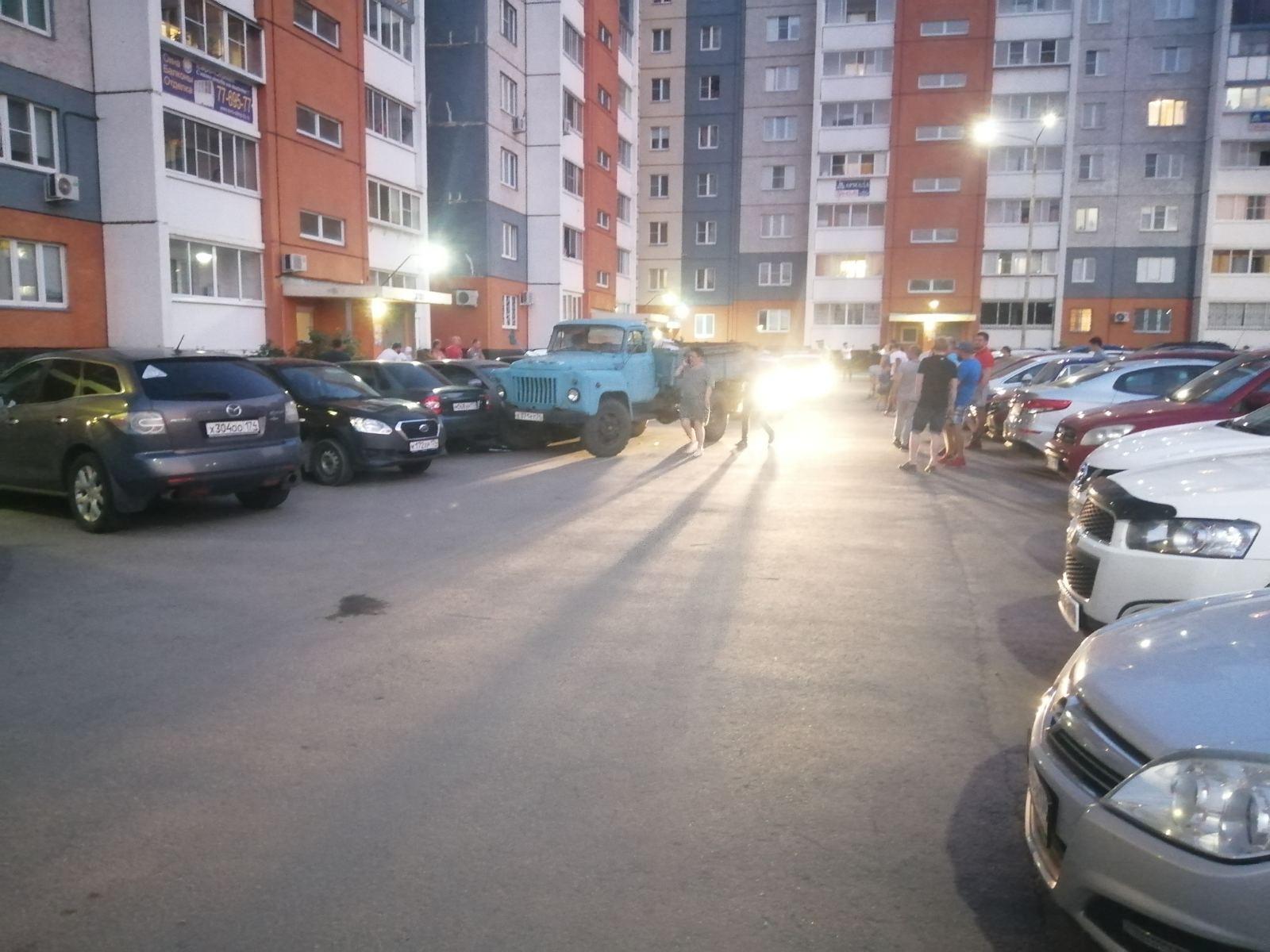 В Челябинске водитель грузовика сбил во дворе женщину и протаранил припаркованные машины