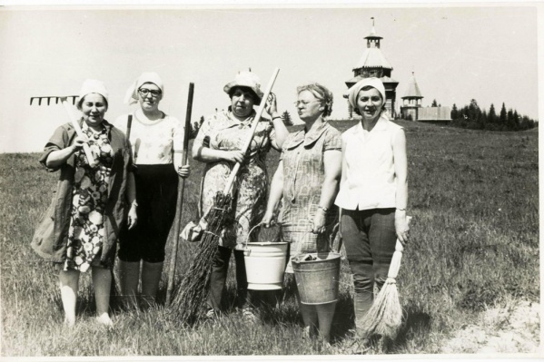 В субботнике перед открытием музея в 1980 году участвовали директор Пермского краеведческого музея Людмила Дворсон (первая слева), заведующая домом-музеем «Подпольная типография» Римма Новоселова (третья) и заведующая Музеем-диорамой Эмилия Новикова (пятая) В субботнике перед открытием музея в 1980 году участвовали директор Пермского краеведческого музея Людмила Дворсон (первая слева), заведующая домом-музеем «Подпольная типография» Римма Новоселова (третья) и заведующая Музеем-диорамой Эмилия Новикова (пятая)