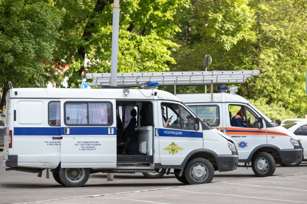Педагоги покинули здание сразу после сообщения о бомбе Педагоги покинули здание сразу после сообщения о бомбе