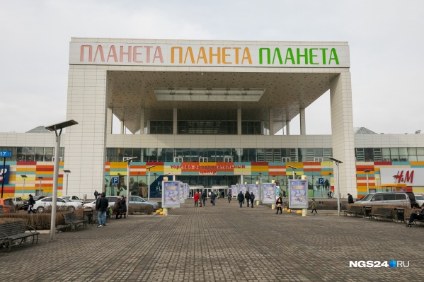 Мужчина закрылся в своем авто, дал задний ход и уехал Мужчина закрылся в своем авто, дал задний ход и уехал