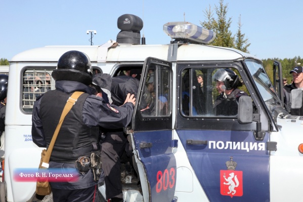 Мужчину доставили в больницу, где он будет лечиться под охраной полиции Мужчину доставили в больницу, где он будет лечиться под охраной полиции