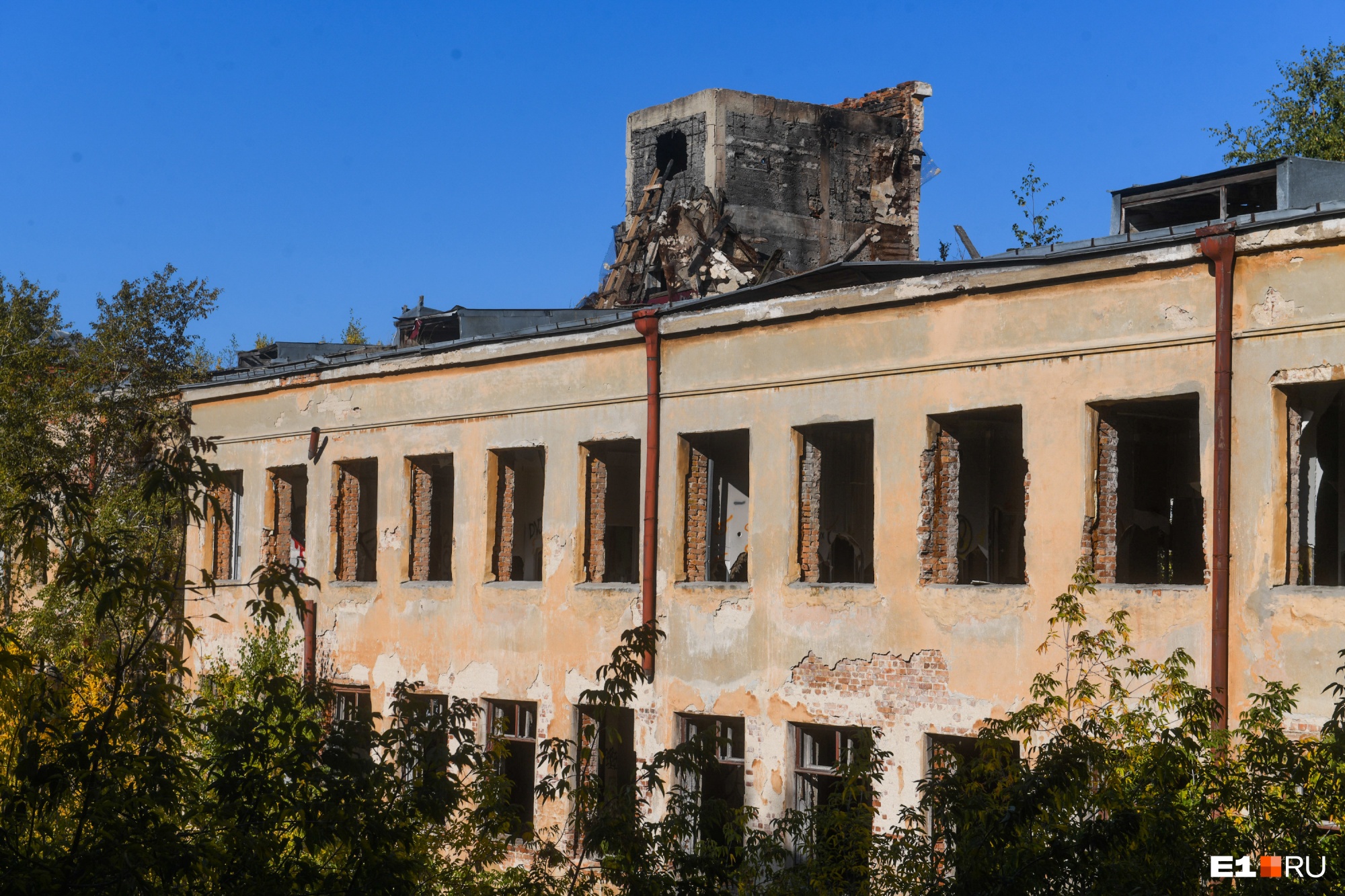 Легендарной заброшке в Зеленой Роще приписывают много городских легенд, баек и страшилок Легендарной заброшке в Зеленой Роще приписывают много городских легенд, баек и страшилок
