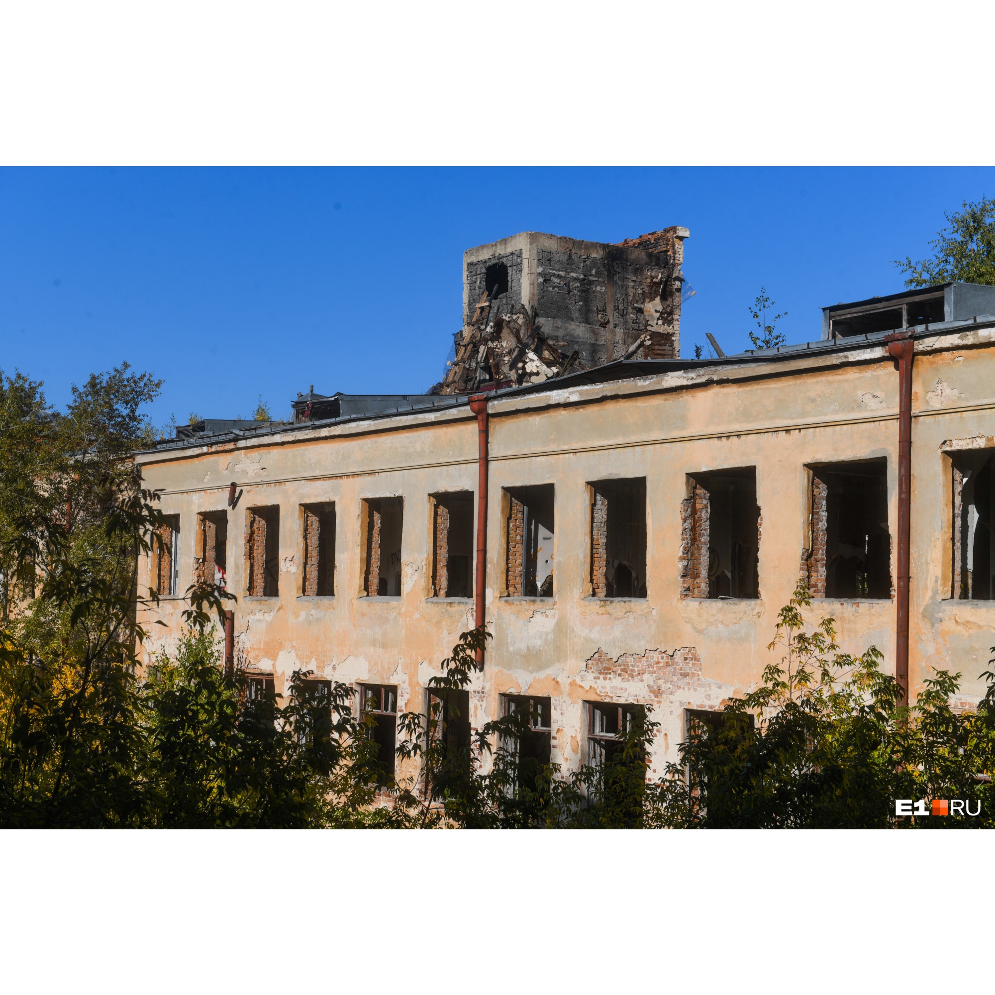 Легендарной заброшке в Зеленой Роще приписывают много городских легенд, баек и страшилок Легендарной заброшке в Зеленой Роще приписывают много городских легенд, баек и страшилок
