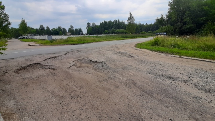 «Автобусы не хотят к нам ехать»: в Ярославле жители умоляют чиновников закидать ямы хотя бы землёй