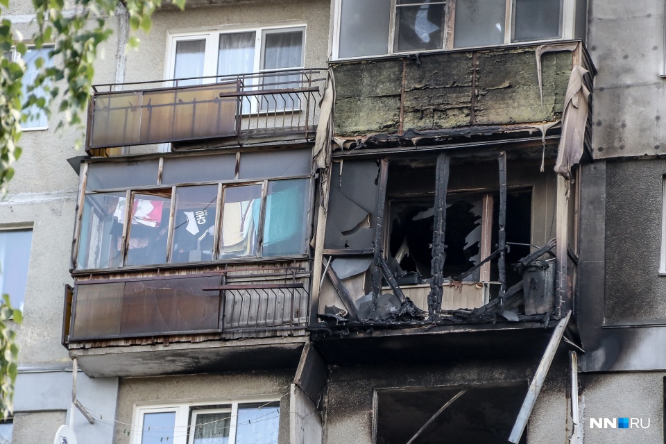 После взрыва начался сильный пожар, который затронул соседние квартиры