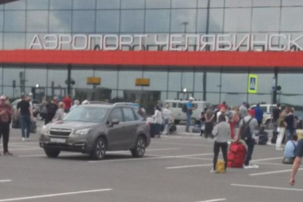 На почту аэропорта пришло сообщение о том, что здание и самолёты заминированы. Всех пришлось эвакуировать На почту аэропорта пришло сообщение о том, что здание и самолёты заминированы. Всех пришлось эвакуировать