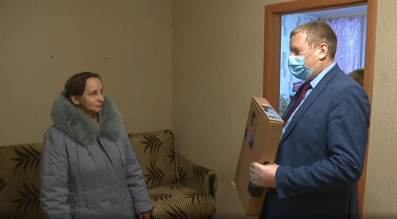 Администрация района подарила семье новый ноутбук Администрация района подарила семье новый ноутбук