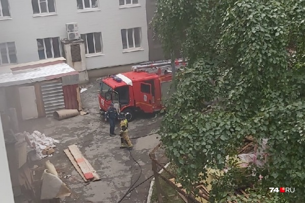 К месту ЧП приехало несколько бригад пожарных К месту ЧП приехало несколько бригад пожарных