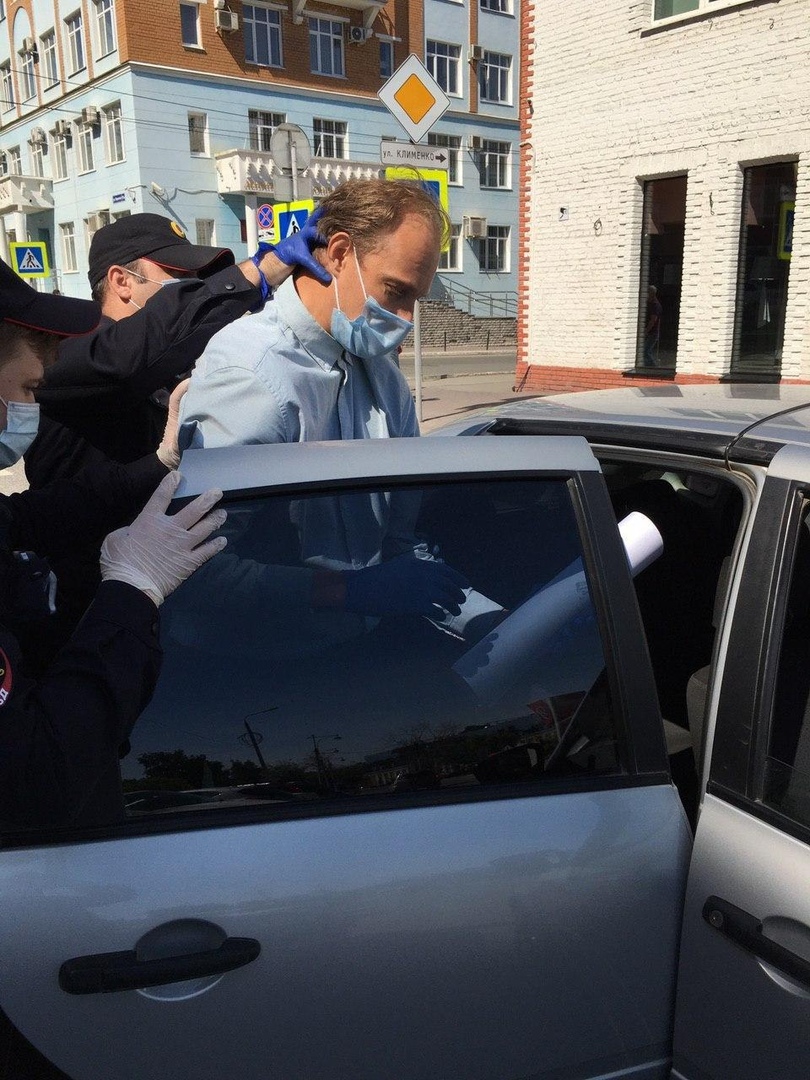 Сергея Ухова задержали и отвезли в полицию Сергея Ухова задержали и отвезли в полицию