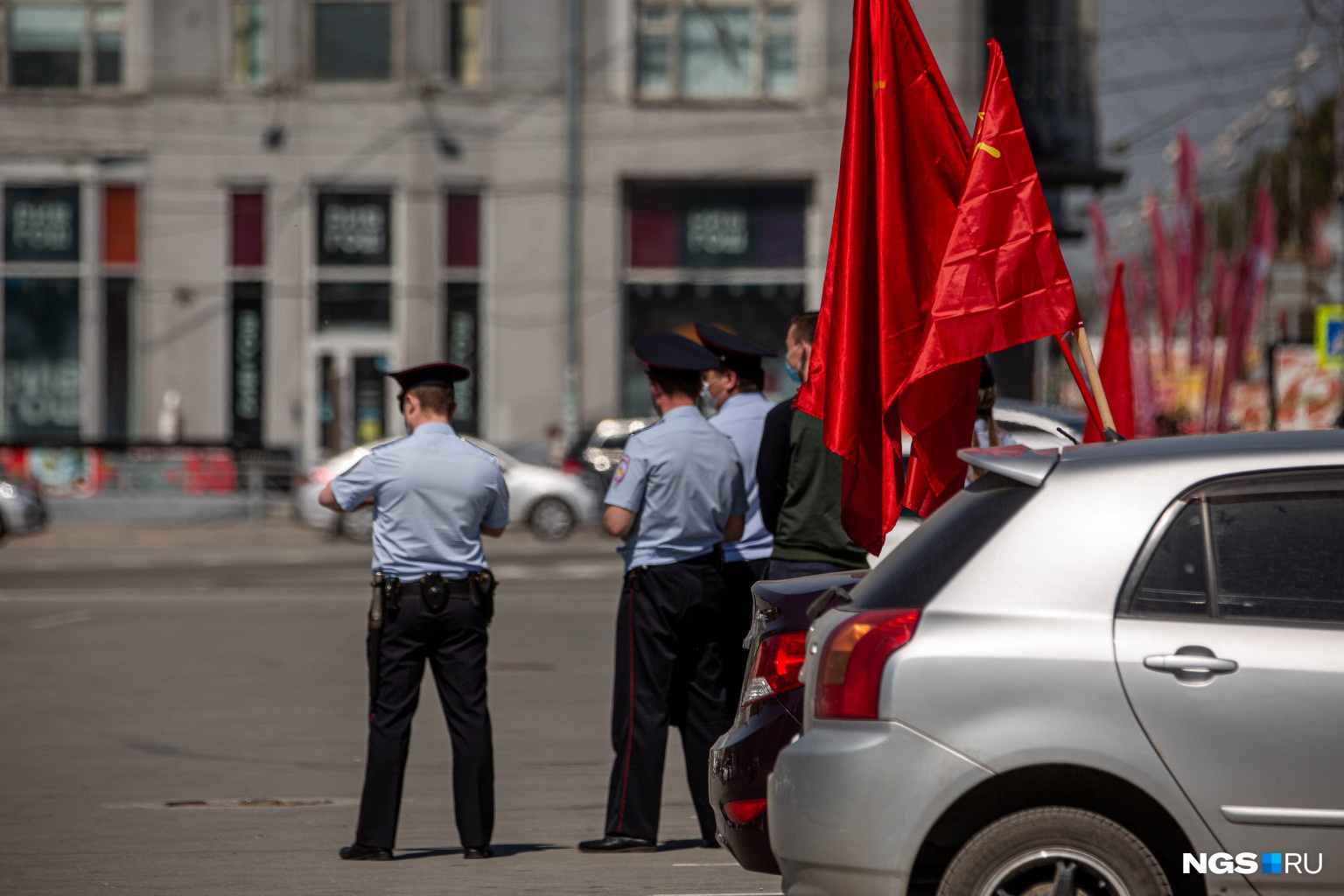 Полицейские даже не просили собравшихся разойтись по домам Полицейские даже не просили собравшихся разойтись по домам
