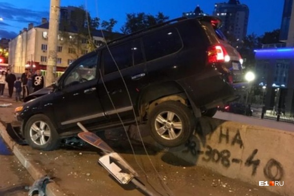 Водителю повезло, что его автомобиль не рухнул с моста Водителю повезло, что его автомобиль не рухнул с моста
