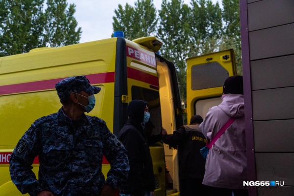 Чтобы положить Навального в машину, медикам пришлось выставлять оцепление Чтобы положить Навального в машину, медикам пришлось выставлять оцепление